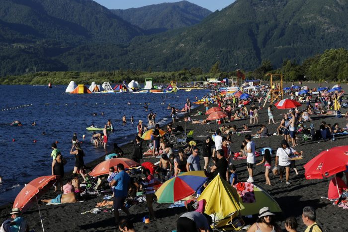 DGAC anuncia que investigará masiva fiesta realizada en el Lago Villarrica en Pucón por presencia de helicóptero