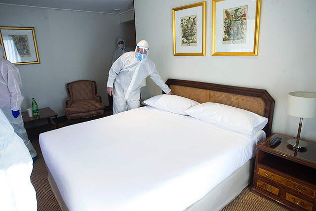 Acusan altas tarifas en hoteles: dos personas inician huelga de hambre en residencias sanitarias