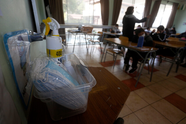 Gobierno suspende clases en colegio de Providencia tras contagios de Covid-19
