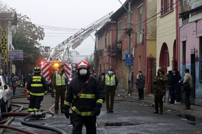 Cerca de 60 personas quedaron damnificadas tras incendio de cité en Estación Central