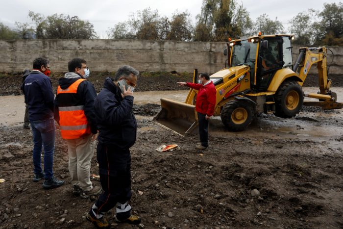 Sistema frontal: autoridades continúan monitoreando los trabajos en puntos con riesgo de inundación en la RM y piden a la ciudadanía no trasladarse a San José de Maipo