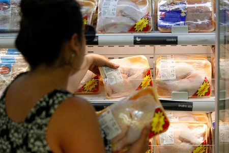 Colusión en precios de los pollos sigue penando a supermercados: Sernac demandará a Walmart y SMU y pedirá compensación a consumidores