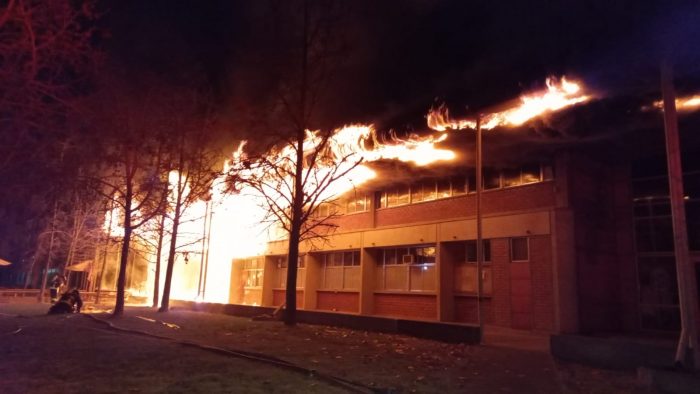 Incendio afectó a edificio en el Campus San Joaquín de la Universidad Católica