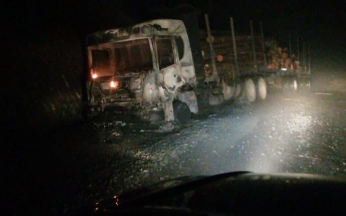 Ataque incendiario en Nacimiento: cinco camiones y una grúa quemados