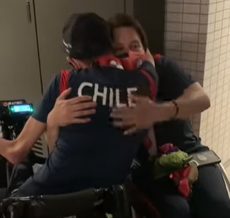 Afecto de oro: los campeones paralímpicos Francisca Mardones y Alberto Abarza se felicitaron con un afectuoso abrazo tras sus victorias en Tokio 2020