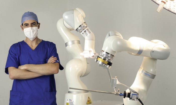 Médico chileno crea robot para cirugía abdominal único en el mundo