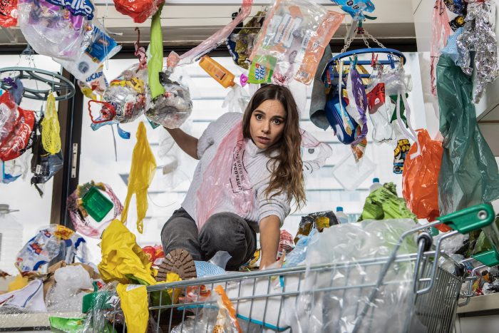Figuras públicas llaman a tomar conciencia sobre la invasión del plástico en nuestras vidas con impactantes fotos