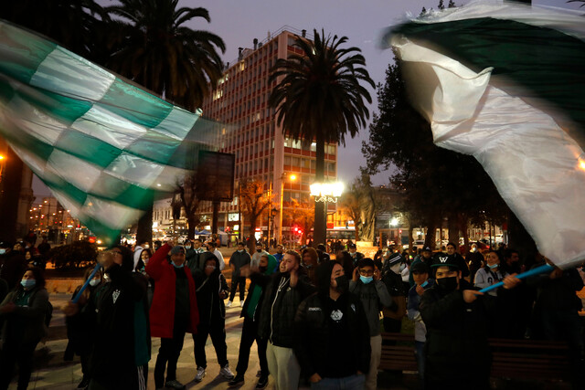 Hinchas de Santiago Wanderers protestaron en Valparaíso contra la dirigencia del club