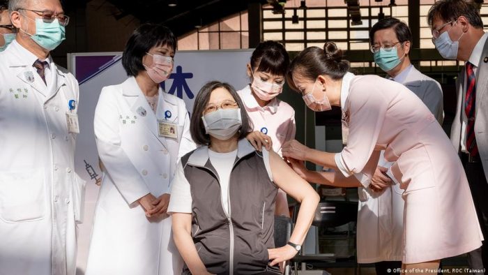 Presidenta de Taiwán recibe vacuna contra el covid-19 de fabricación nacional