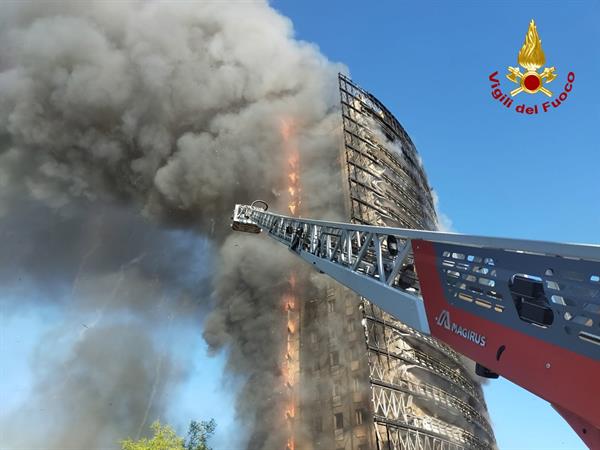 Abren investigación sobre incendio que devoró totalmente edificio en Milán