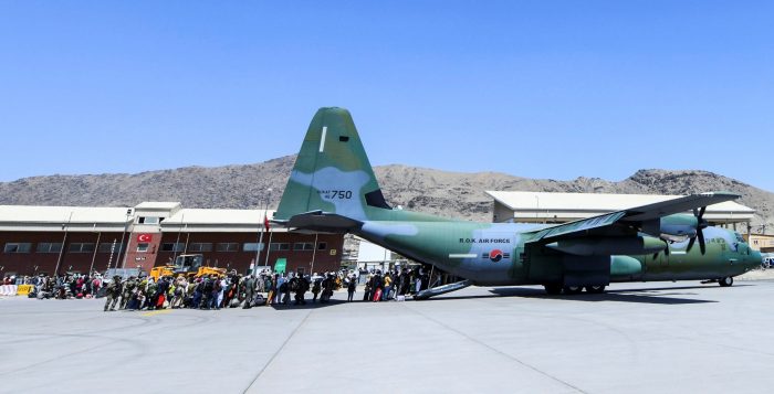 El Pentágono confirma una explosión fuera del aeropuerto de Kabul en medio de últimas operaciones de evacuación de países europeos