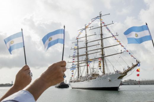 De lejitos no más: el gesto del buque escuela de la Armada de Argentina en Valparaíso