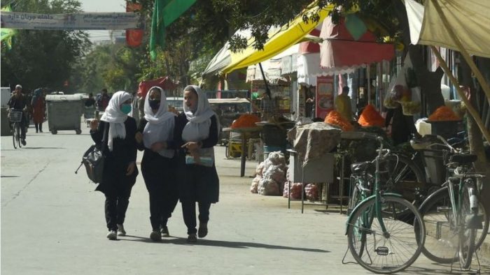 Afganistán: los primeros cambios para las mujeres en Kabul tras el control talibán