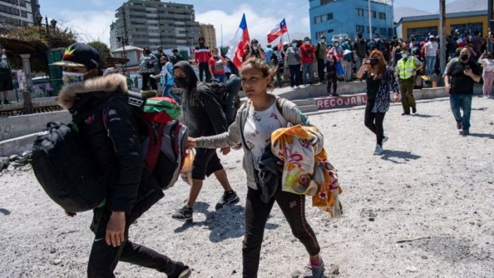 «Nos sentimos humillados, tratados como animales»: venezolanos afectados por la protesta que terminó con la quema de pertenencias de migrantes en Chile