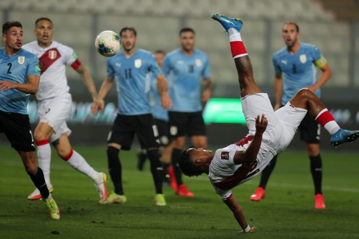 Uruguay rescata un punto de visitante al empatar 1-1 con Perú en eliminatoria