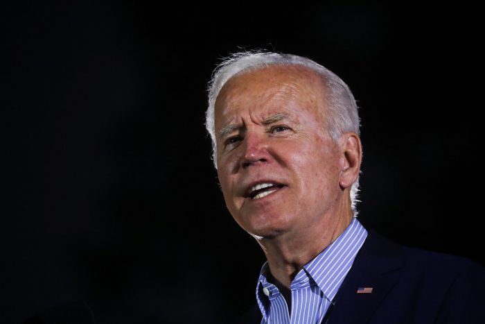 Joe Biden se santigua al mencionar a Donald Trump durante acto de campaña
