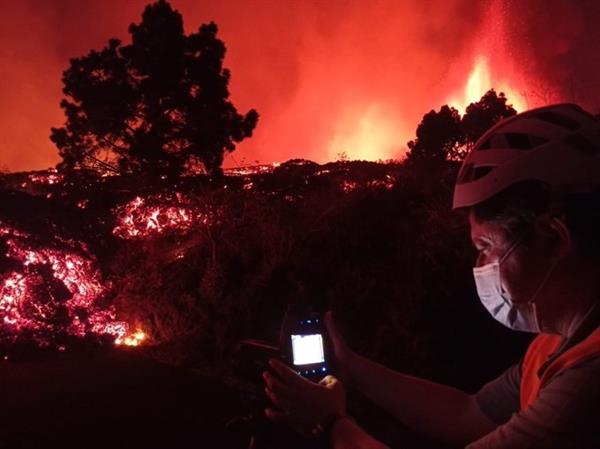 Lava del volcán de La Palma arrasa con todo a su paso consumiendo infraestructura y casas