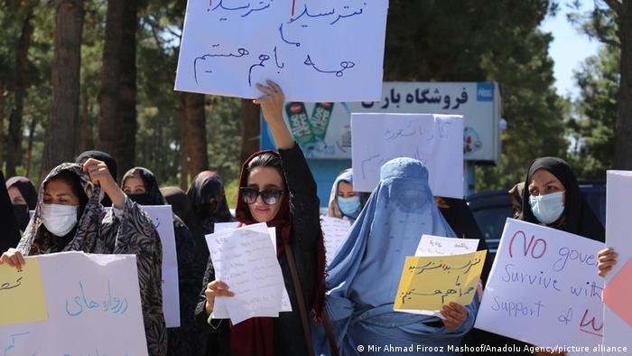 Afganas protestan para pedir a los talibanes sus derechos robados