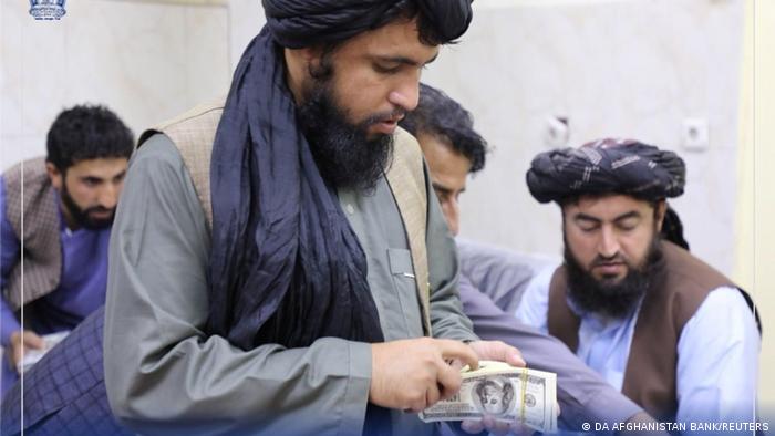 Talibanes confiscan más de 12 millones de dólares a ex altos funcionarios afganos