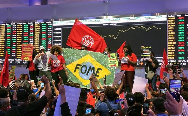Manifestantes ocupan la Bolsa de Sao Paulo contra alza de precios y desempleo