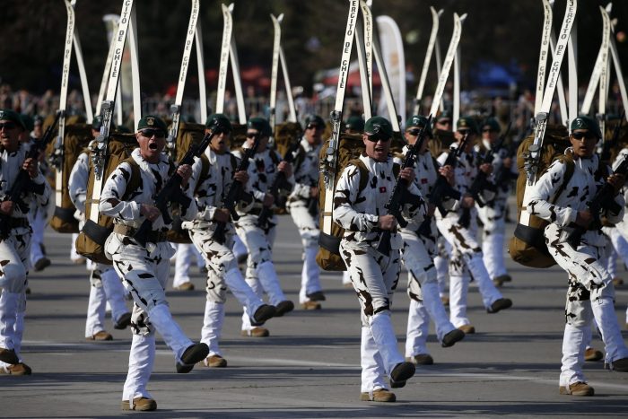 Las reacciones tras la confirmación de la parada militar: diputado Soto (PS) califica la decisión de «absurda e irracional» y Camila Flores dice que es una «muy buena noticia»