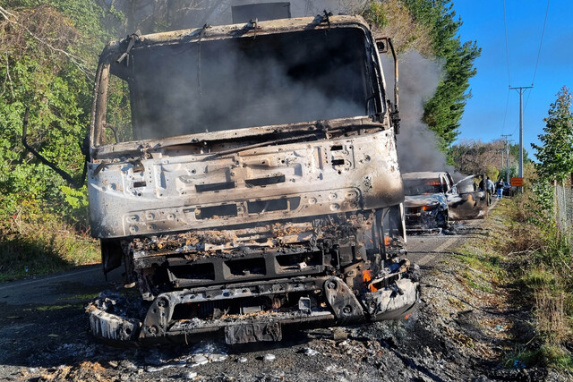Dos ataques incendiarios en La Araucanía deja maquinaria y dos galpones quemados