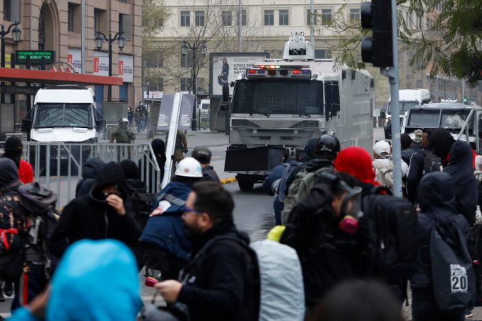 Se registra enfrentamiento entre Carabineros y manifestantes en marcha frente a La Moneda por el 11 de septiembre