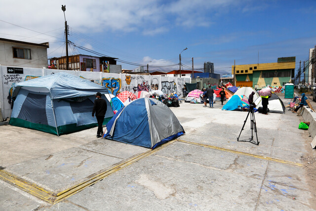Vecinos de Iquique realizan donaciones a migrantes que sufrieron quema de enseres