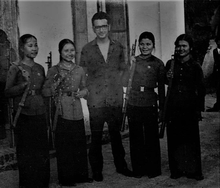 José Rodríguez Elizondo junto a milicias de Vinh en Vietnam