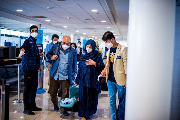 Llega al país el primer grupo de familiares de la comunidad afgana en Chile