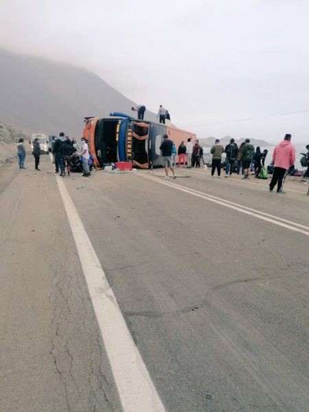 Bus vuelca en camino a Iquique: accidente deja unos 40 lesionados