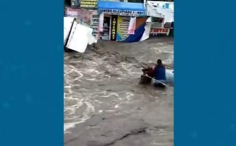 Captan momento justo en que hombre es arrastrado por las fuertes lluvias en México