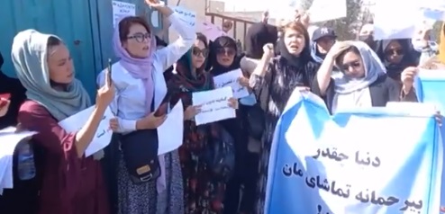 Talibanes dan latigazos a mujeres que se manifiestan en las calles de Afganistán reclamando por sus derechos a la educación, trabajo y libertad