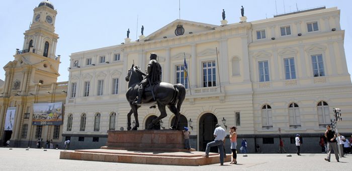 Municipalidad de Santiago interpuso querella criminal por millonarias indemnizaciones a directivas de confianza del exalcalde Alessandri