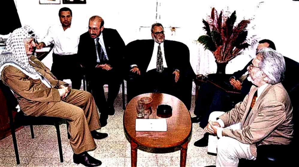 José Rodríguez Elizondo negociando con of. Ramallah con Yasir Arafat y Saeb Erekat 