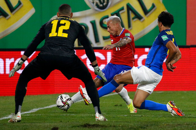 La Roja cae por el mínimo ante Brasil y complica su posición de cara al Mundial