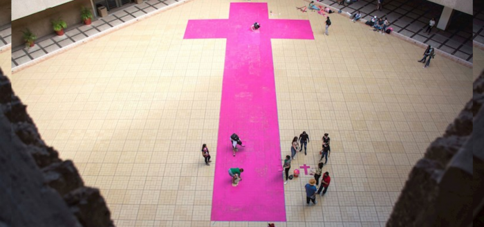 Feministas pintan enorme cruz rosa en protesta por feminicidios en México