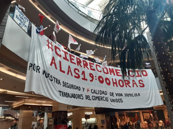 Trabajadores farmacéuticos realizaron manifestación en el Costanera Center para adelantar el cierre del comercio