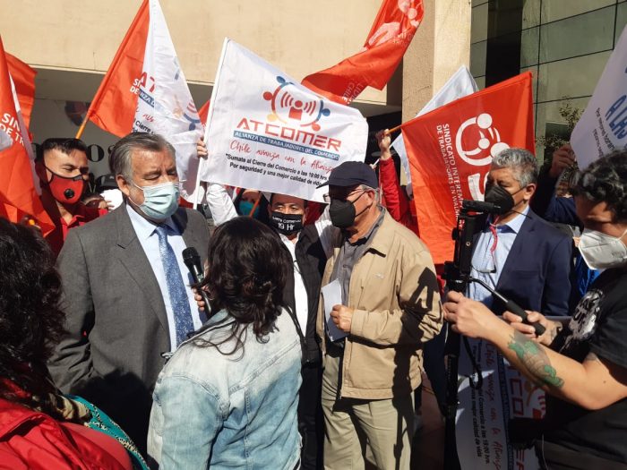 Parlamentarios de oposición participaron del “banderazo del retail por el cierre a las 19 horas” 