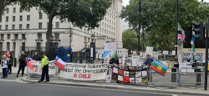 Lo acusan de “intentar limpiar su imagen internacional”: Chilenos en Reino Unido realizan protesta en medio de la visita del Presidente Piñera a Boris Johnson