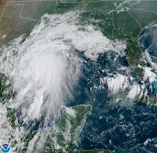 Nicholas se degrada a tormenta mientras descarga fuertes lluvias en Texas