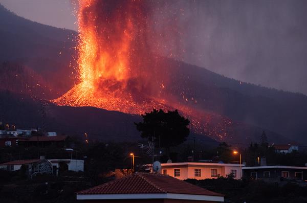 La lava avanza más lenta en La Palma y colada se ensancha a más de 500 metros