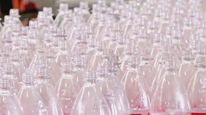 Botella única retornable logra ahorrar 10% de plástico al año