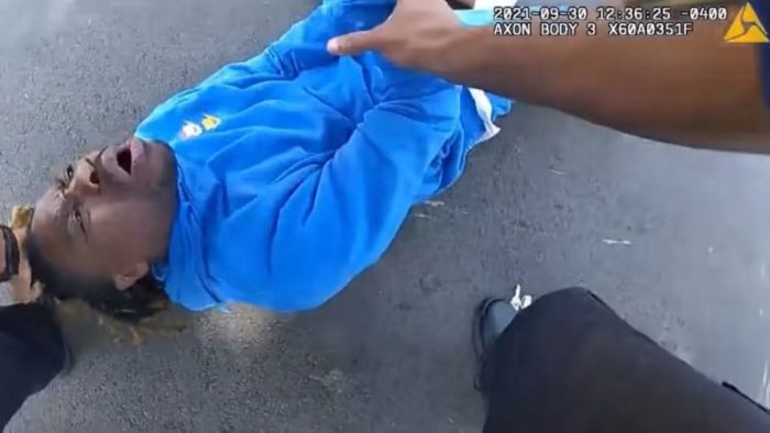 «Soy parapléjico»: el video de un policía estadounidense sacando de un auto a un hombre negro inválido