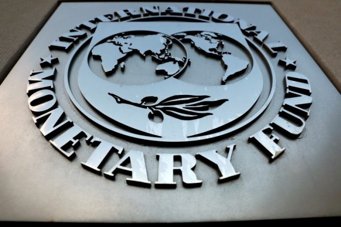 FMI rebajará sus previsiones porque la economía «aún cojea» por pandemia