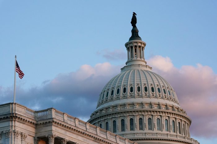 El Senado estadounidense logra acuerdo para evitar la suspensión de pagos