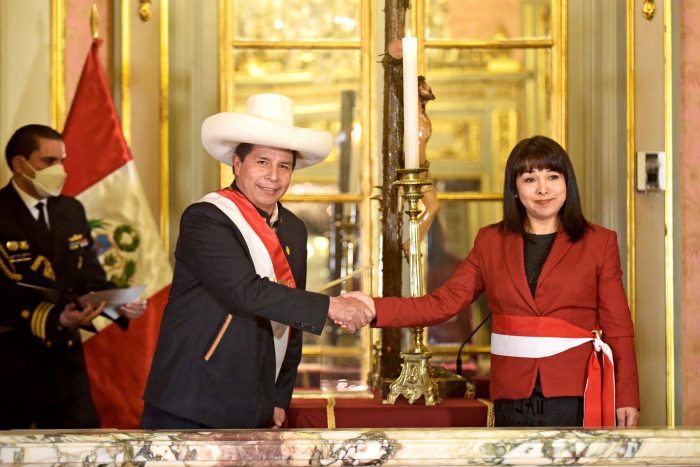 Nueva primera ministra de Perú dice que cambiar la Constitución no es prioridad
