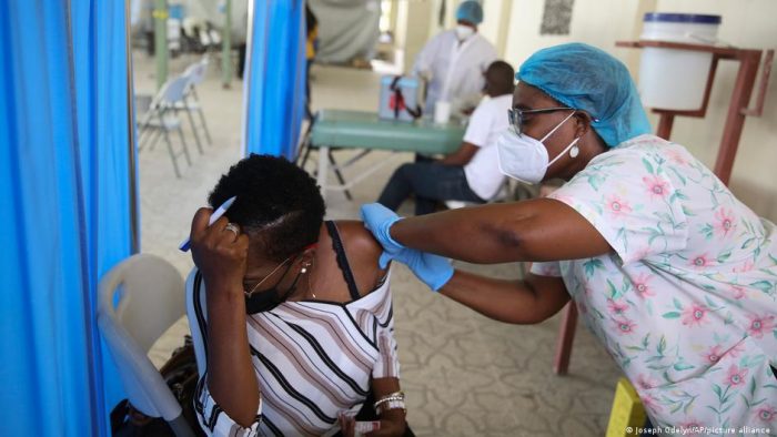 OPS: apenas 39% tienen vacunas completas en América latina