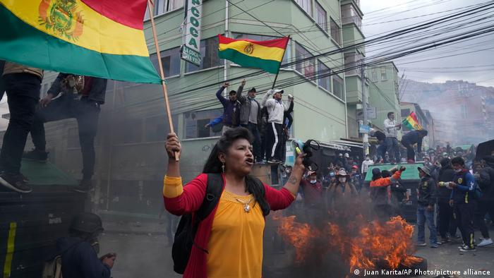 Cocaleros bolivianos retoman sede tras enfrentamientos con la Policía