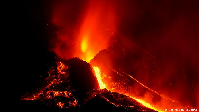 Sigue actividad sísmica en La Palma con lentas coladas de lava del Cumbre Vieja